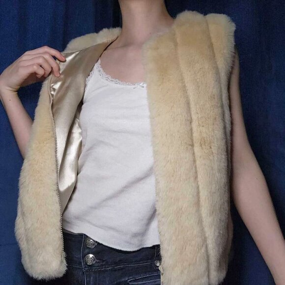Super soft & comfy Y2K Bratz style light tan cream faux fur vest with zipper - Picture 3 of 14